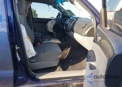 2015 Toyota Tacoma Base V6 z USA, uszkodzony, nr VIN 3TMLU4EN8FM190634